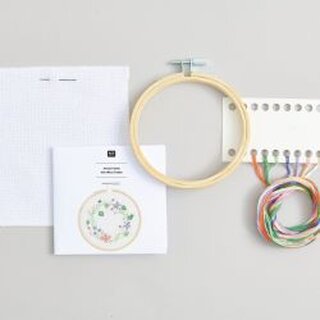 Stickpackung Blumenkranz